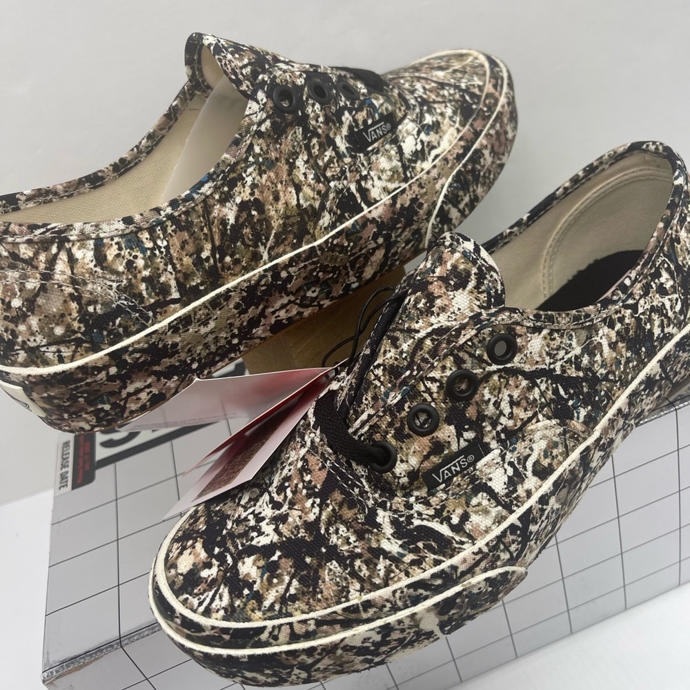 Vans WMNS Authentic Jackson Pollock Sneaker
VN0A2Z5|18K MoMA Artistic Camouflage - Picture 11 of 16